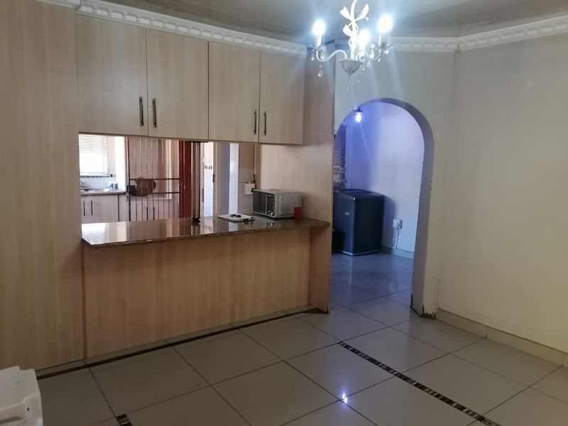 Student accomodation house with flatlets and security for Sale in Brandwag, near Freestate Universaty Main Gate entrance. - Photo 6