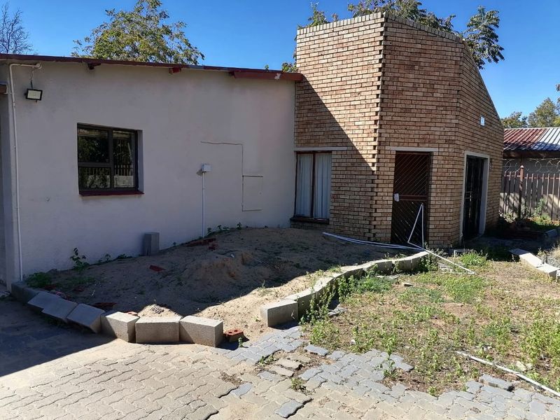 12 Bedroom Student accomodation house with flatlets and security for Sale in Brandwag, near Freestate Universaty Main Gate entrance. - Photo 1