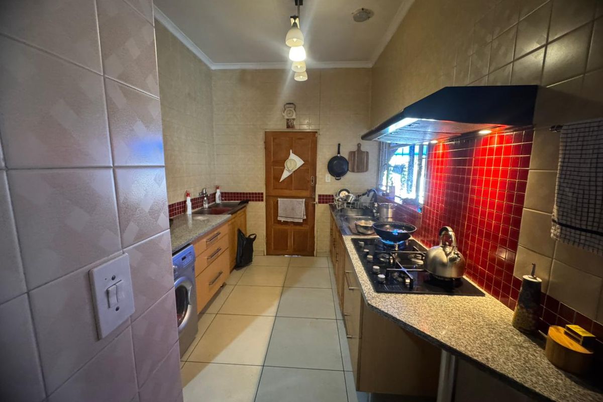 Spacious 5 bedroom home in Mountain View + Swimming pool + Lapa+ Flatlet - Photo 4