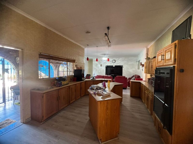 Spacious 5 bedroom home in Mountain View + Swimming pool + Lapa+ Flatlet - Photo 8