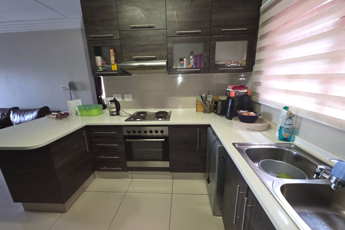 TWO BEDROOMS TWO BATHROOMS FIRST FLOOR UNIT FOR SALE IN EVELEIGH .BOKSBURG  - Photo 2