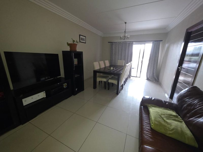 TWO BEDROOMS TWO BATHROOMS FIRST FLOOR UNIT FOR SALE IN EVELEIGH .BOKSBURG  - Photo 4