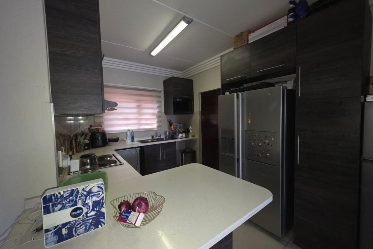 TWO BEDROOMS TWO BATHROOMS FIRST FLOOR UNIT FOR SALE IN EVELEIGH .BOKSBURG  - Photo 3