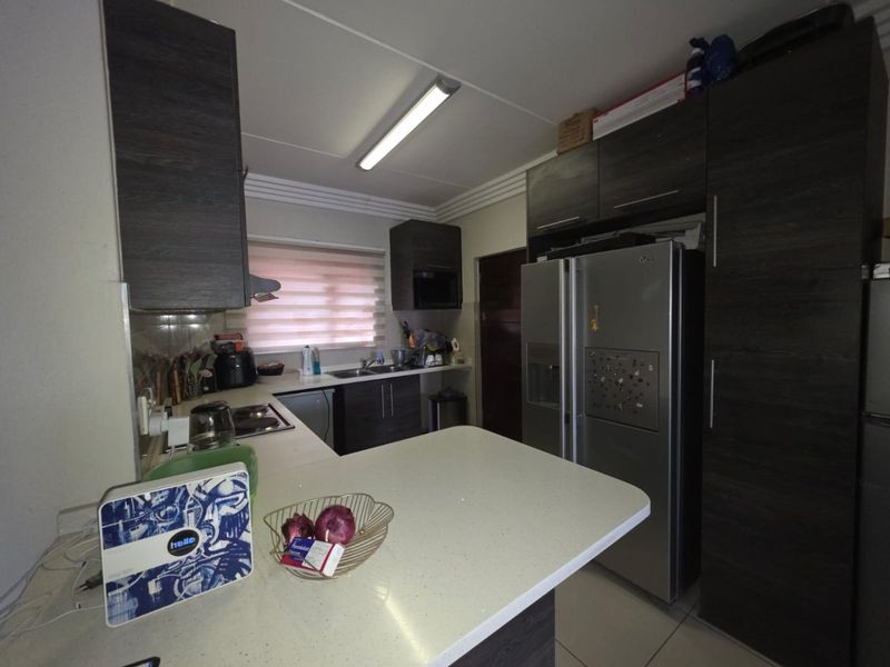TWO BEDROOMS TWO BATHROOMS FIRST FLOOR UNIT FOR SALE IN EVELEIGH .BOKSBURG  - Photo 3