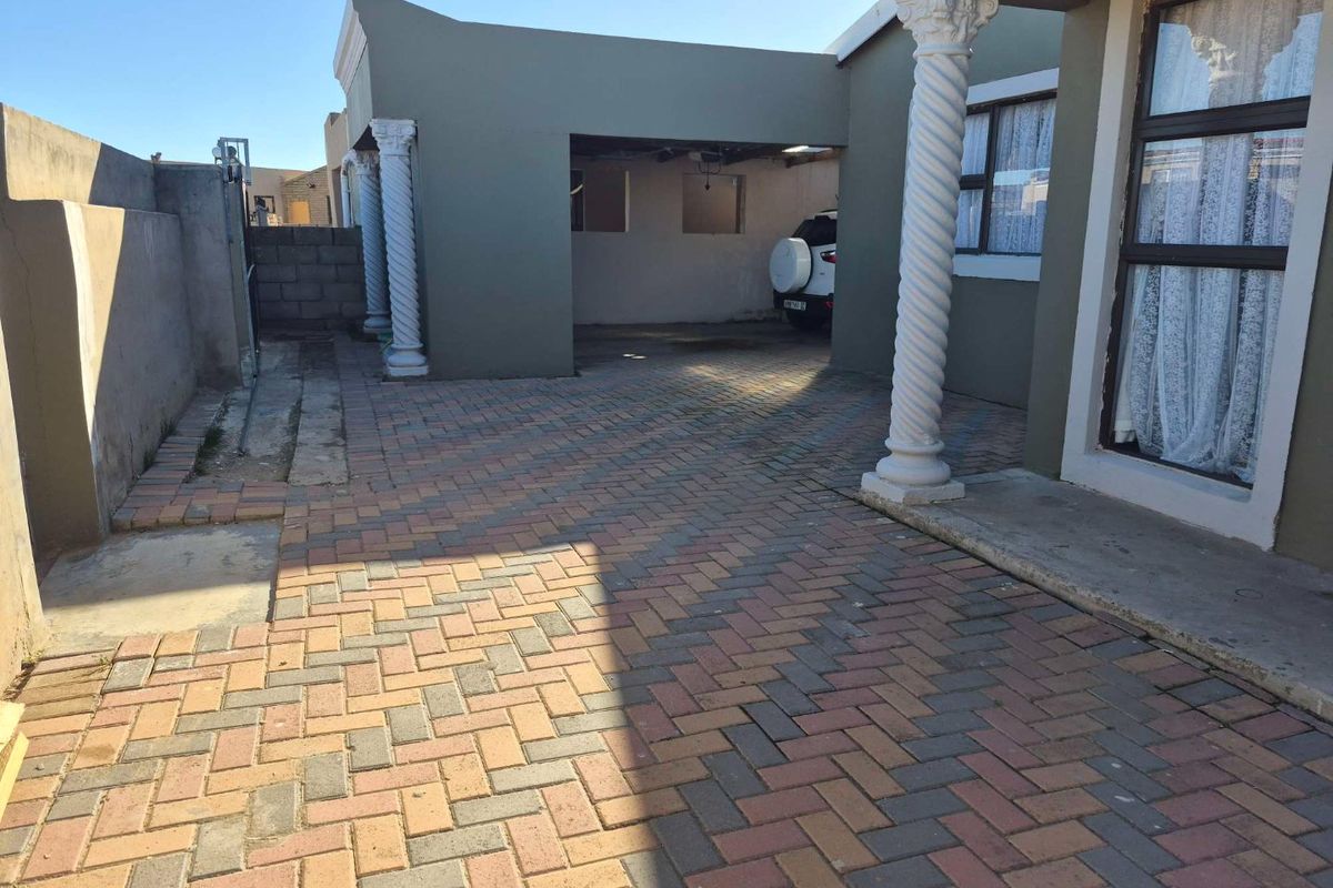 3 bedroom house with a flatlet for sale in Zwide - Photo 3