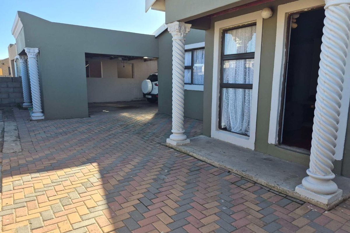 3 bedroom house with a flatlet for sale in Zwide - Photo 5