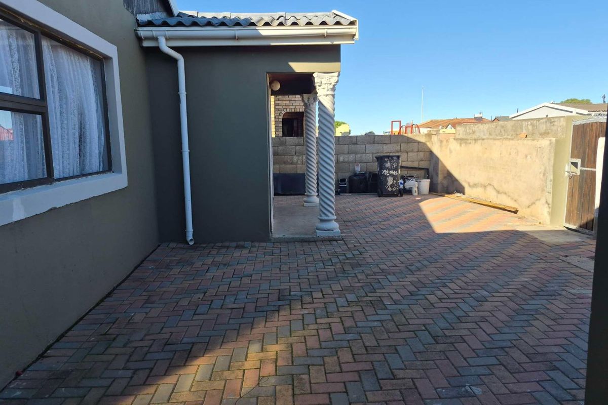 3 bedroom house with a flatlet for sale in Zwide - Photo 4