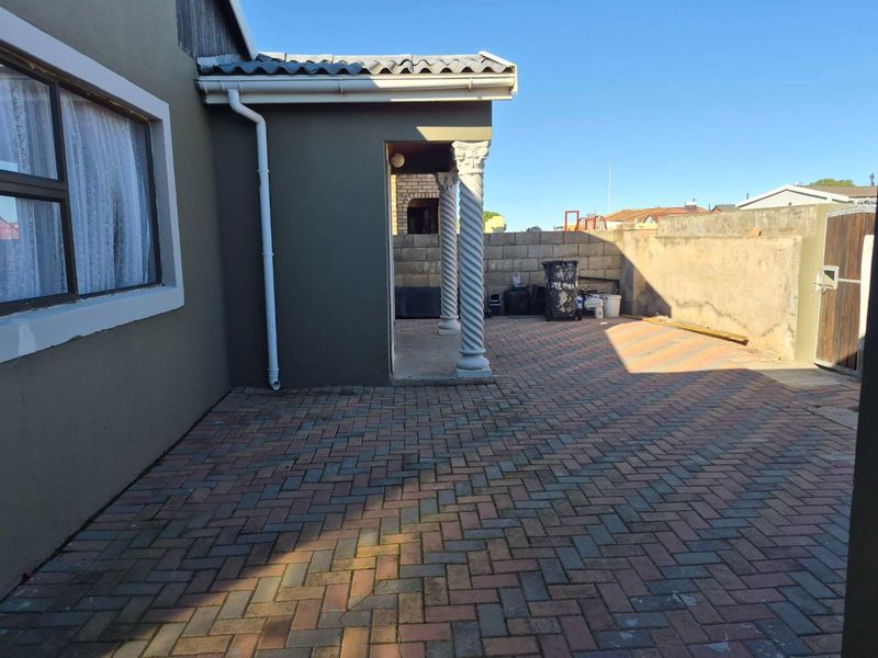 3 bedroom house with a flatlet for sale in Zwide - Photo 4