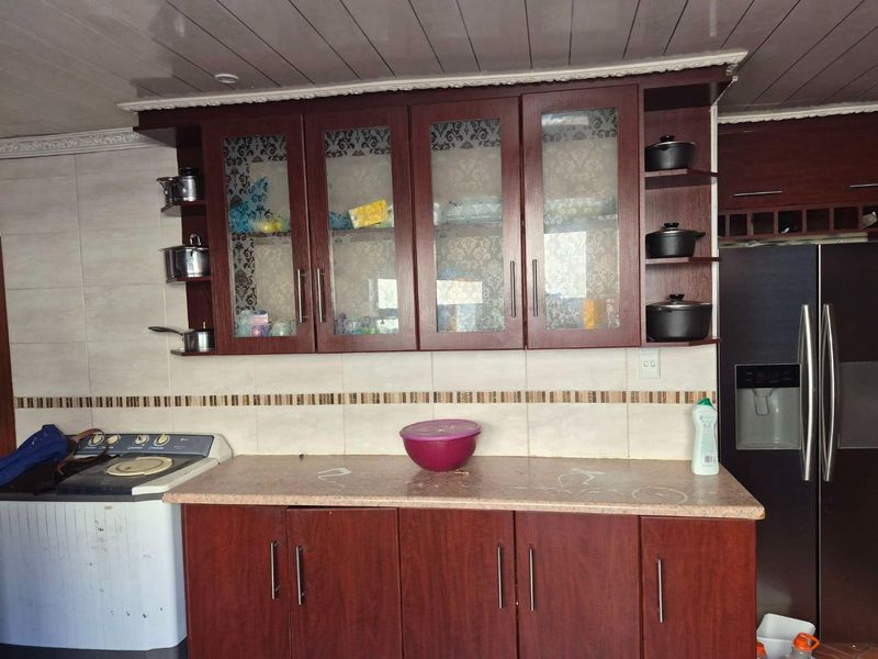 3 bedroom house with a flatlet for sale in Zwide - Photo 10