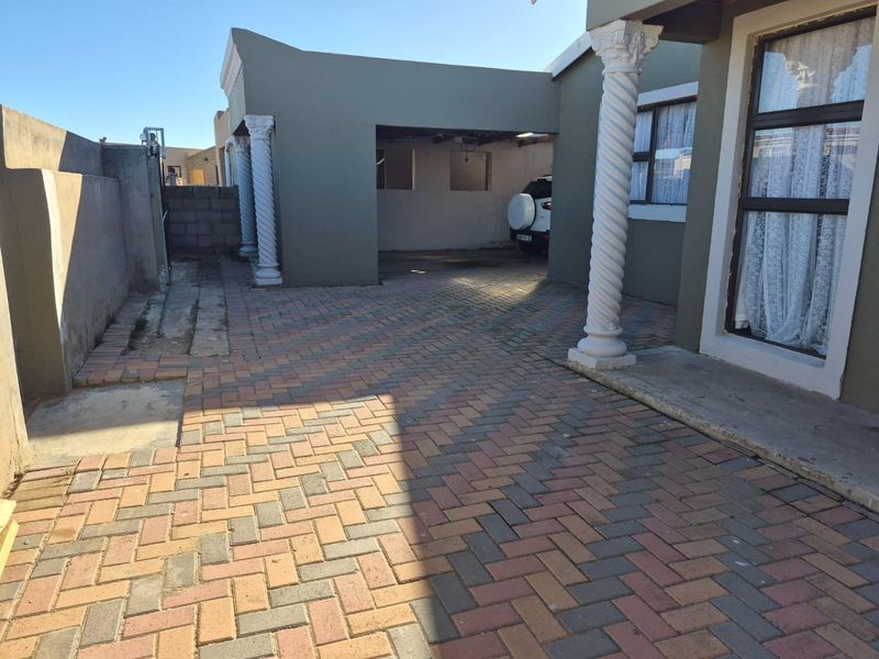 3 bedroom house with a flatlet for sale in Zwide - Photo 3