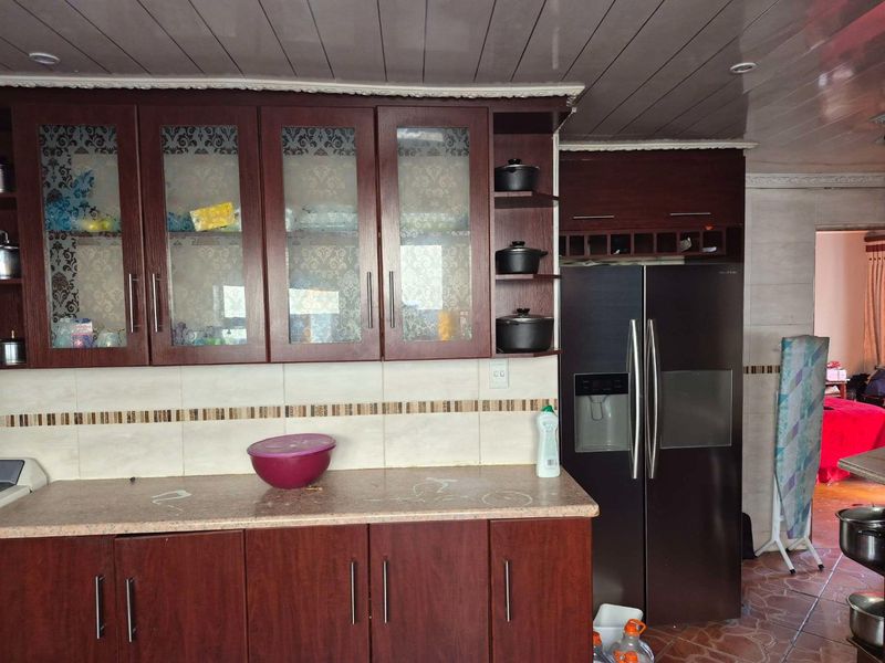 3 bedroom house with a flatlet for sale in Zwide - Photo 9