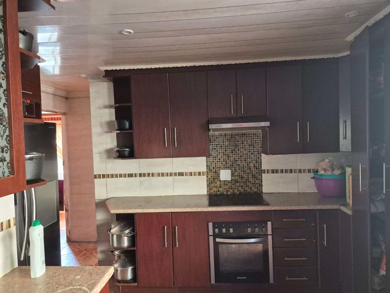 3 bedroom house with a flatlet for sale in Zwide - Photo 8