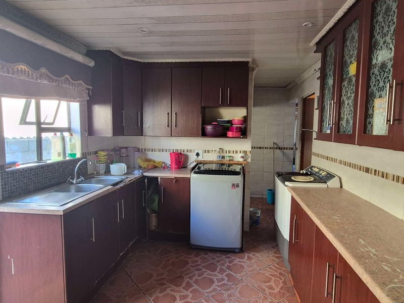3 bedroom house with a flatlet for sale in Zwide - Photo 7
