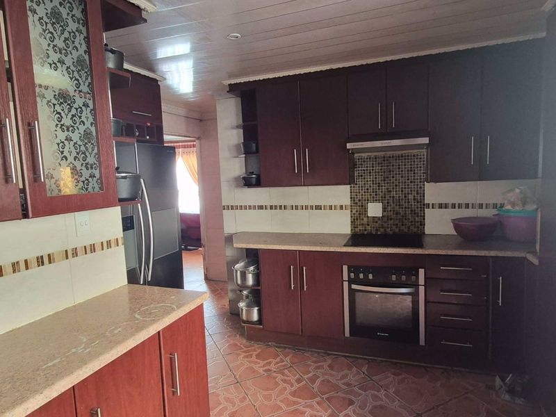 3 bedroom house with a flatlet for sale in Zwide - Photo 6