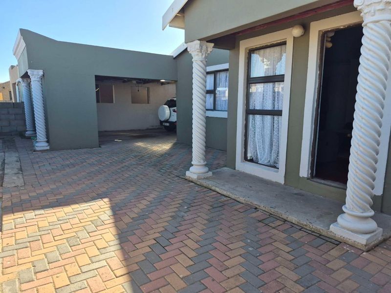 3 bedroom house with a flatlet for sale in Zwide - Photo 5