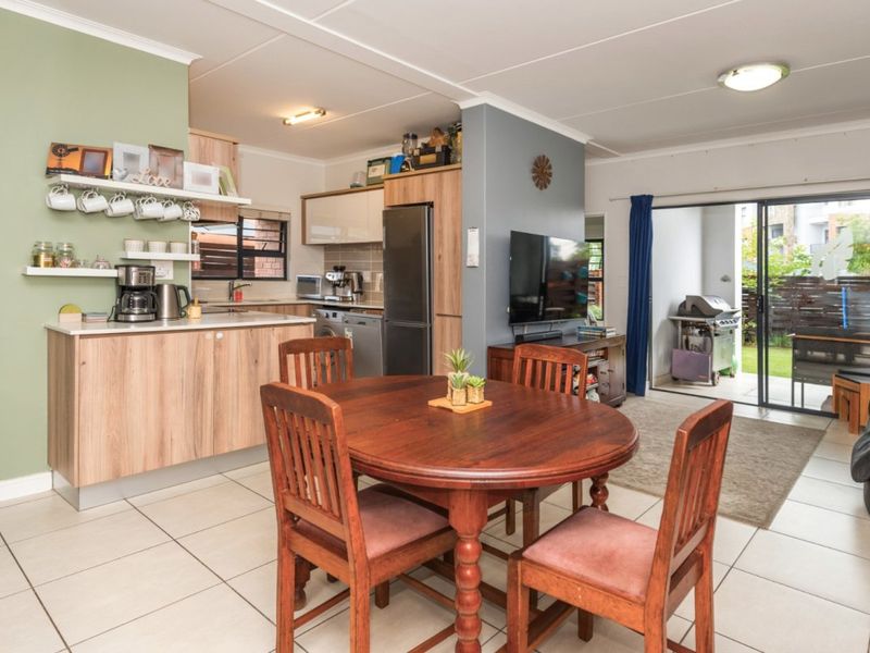 Luxurious Linbro Park flat with lush gardens - Photo 3