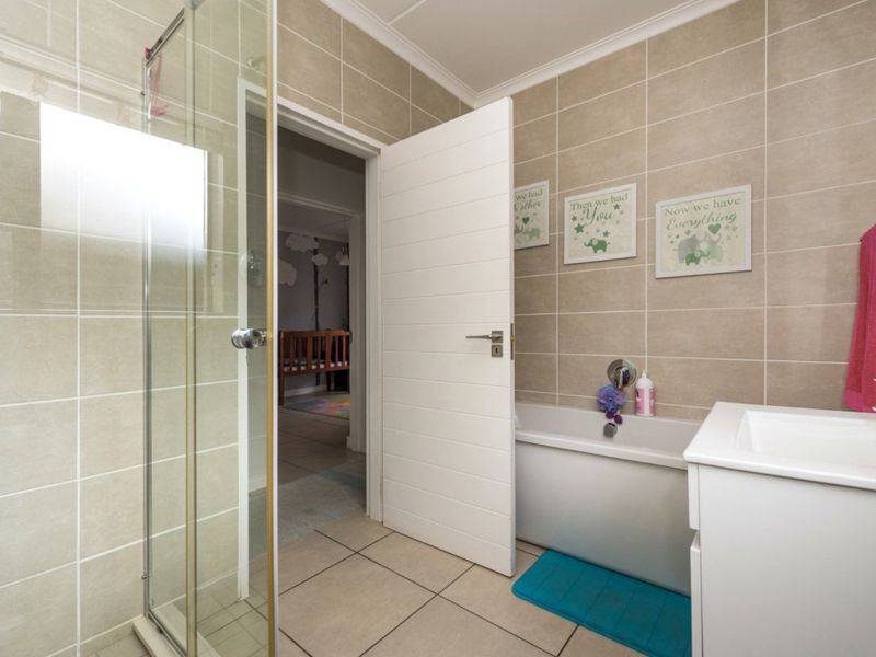 Luxurious Linbro Park flat with lush gardens - Photo 8