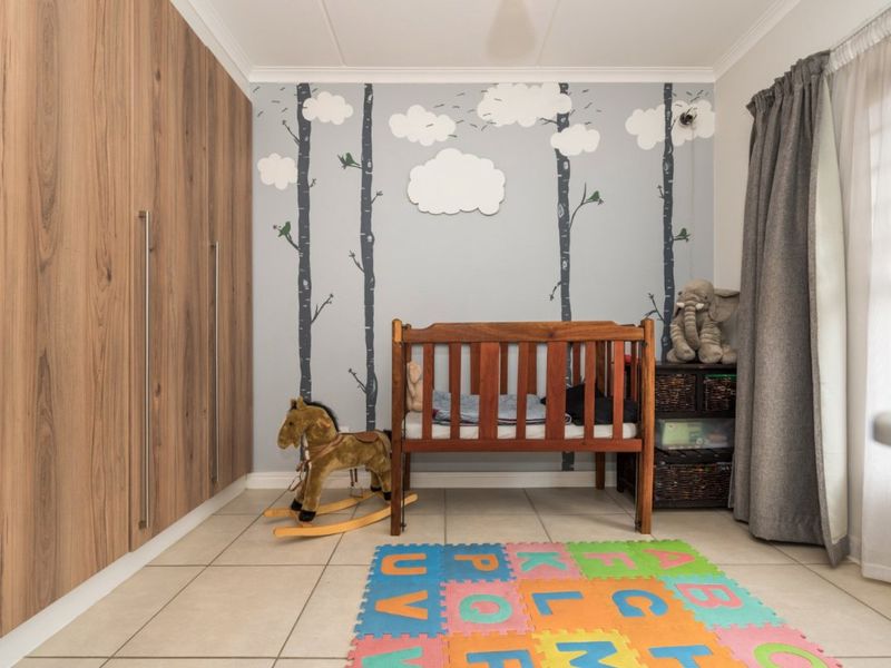 Luxurious Linbro Park flat with lush gardens - Photo 9