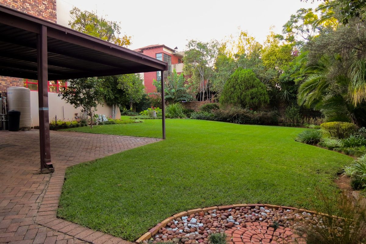4-Bed Entertainer, Work-from-Home Family Home with Offices, Pool, Solar & Borehole in Heuwelsig - Photo 4