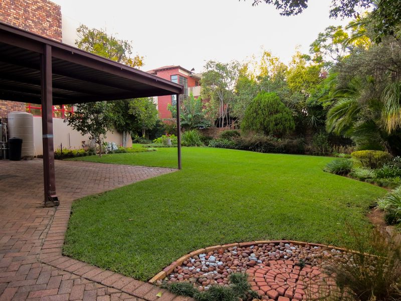4-Bed Entertainer, Work-from-Home Family Home with Offices, Pool, Solar & Borehole in Heuwelsig - Photo 4