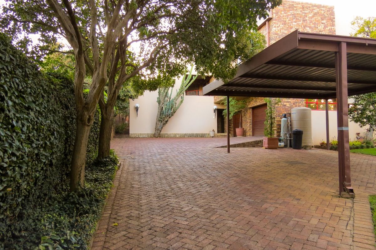 4-Bed Entertainer, Work-from-Home Family Home with Offices, Pool, Solar & Borehole in Heuwelsig - Photo 2