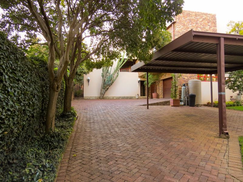 4-Bed Entertainer, Work-from-Home Family Home with Offices, Pool, Solar & Borehole in Heuwelsig - Photo 2