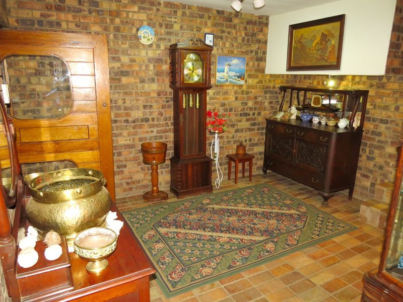 4-Bed Entertainer, Work-from-Home Family Home with Offices, Pool, Solar & Borehole in Heuwelsig - Photo 8
