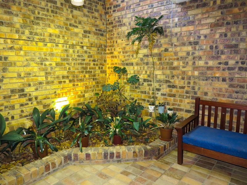 4-Bed Entertainer, Work-from-Home Family Home with Offices, Pool, Solar & Borehole in Heuwelsig - Photo 6