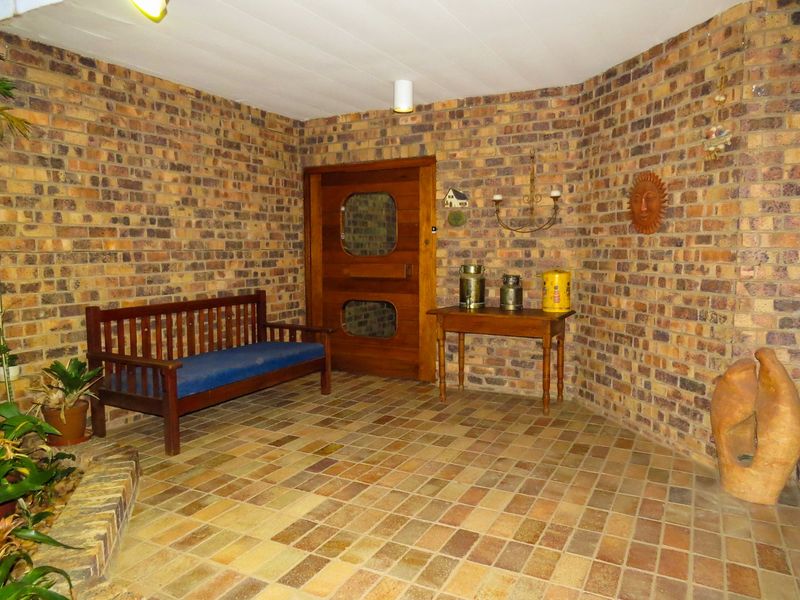 4-Bed Entertainer, Work-from-Home Family Home with Offices, Pool, Solar & Borehole in Heuwelsig - Photo 7