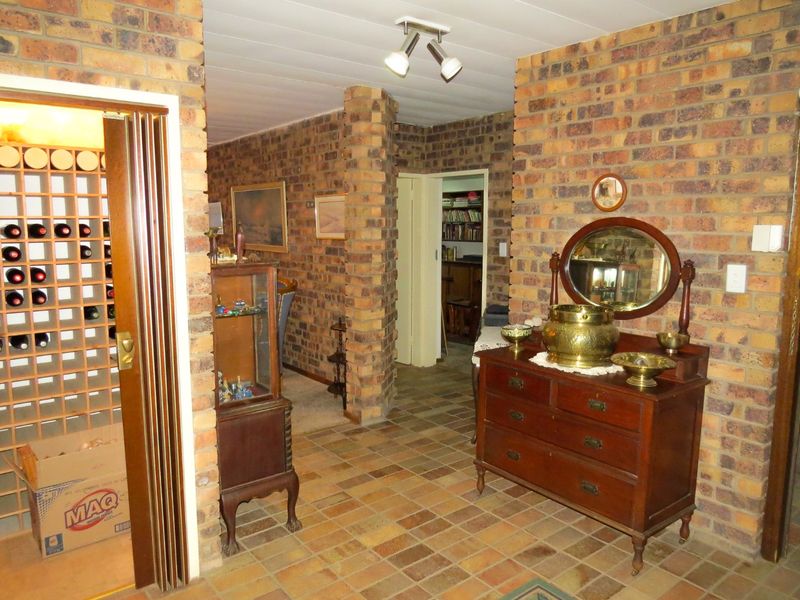 4-Bed Entertainer, Work-from-Home Family Home with Offices, Pool, Solar & Borehole in Heuwelsig - Photo 9