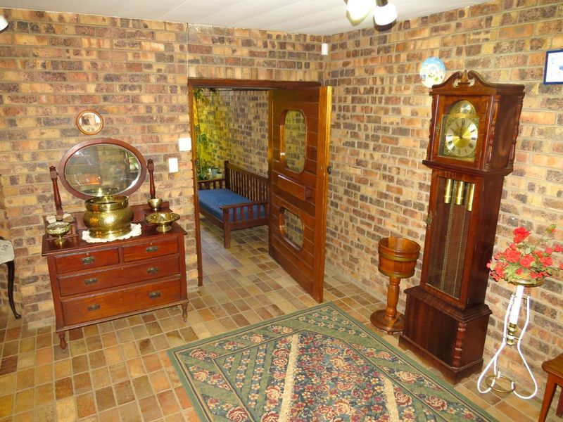 4-Bed Entertainer, Work-from-Home Family Home with Offices, Pool, Solar & Borehole in Heuwelsig - Photo 10