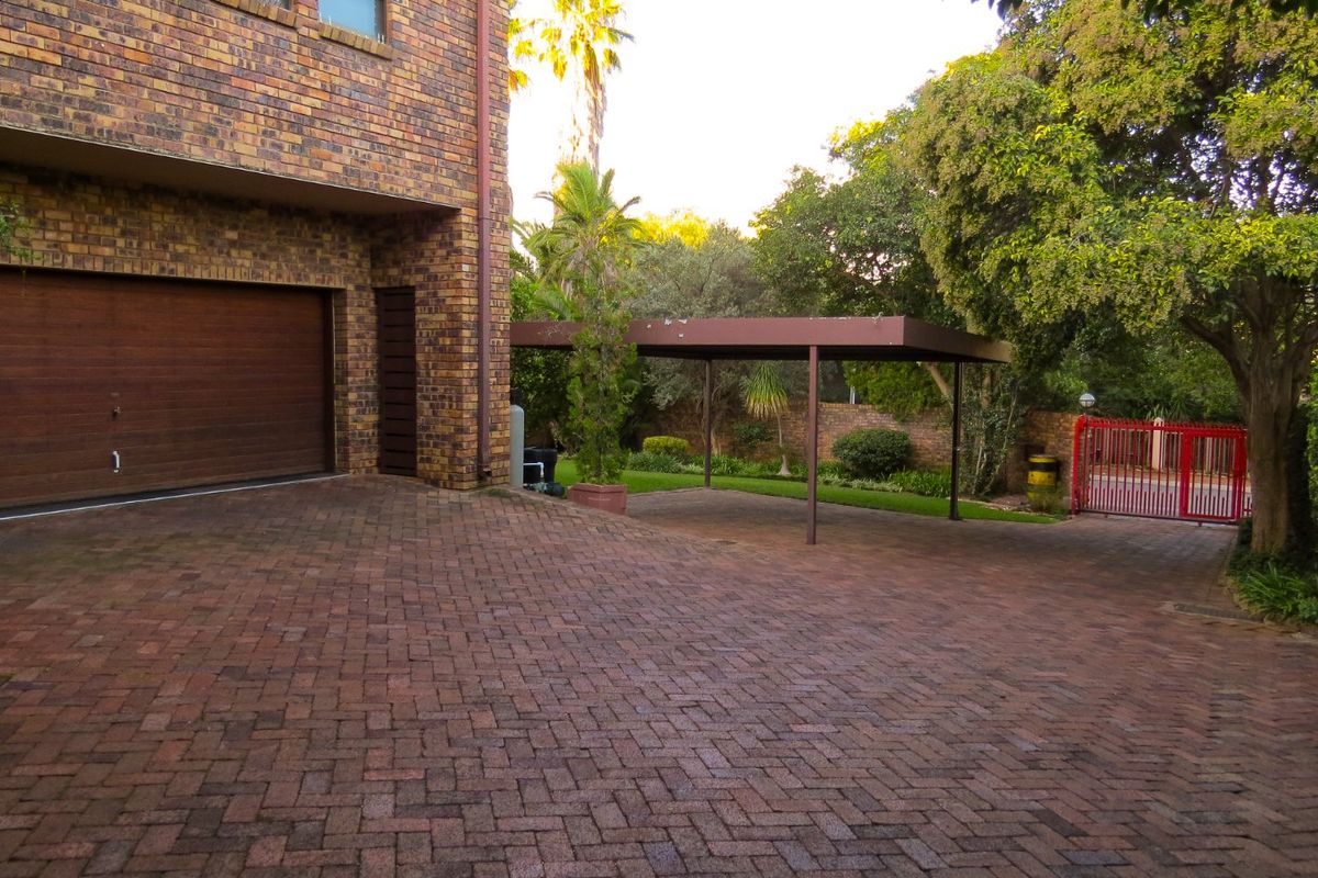 4-Bed Entertainer, Work-from-Home Family Home with Offices, Pool, Solar & Borehole in Heuwelsig - Photo 3