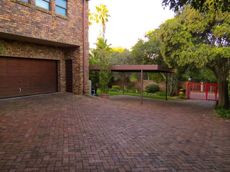 4-Bed Entertainer, Work-from-Home Family Home with Offices, Pool, Solar & Borehole in Heuwelsig - Photo 3