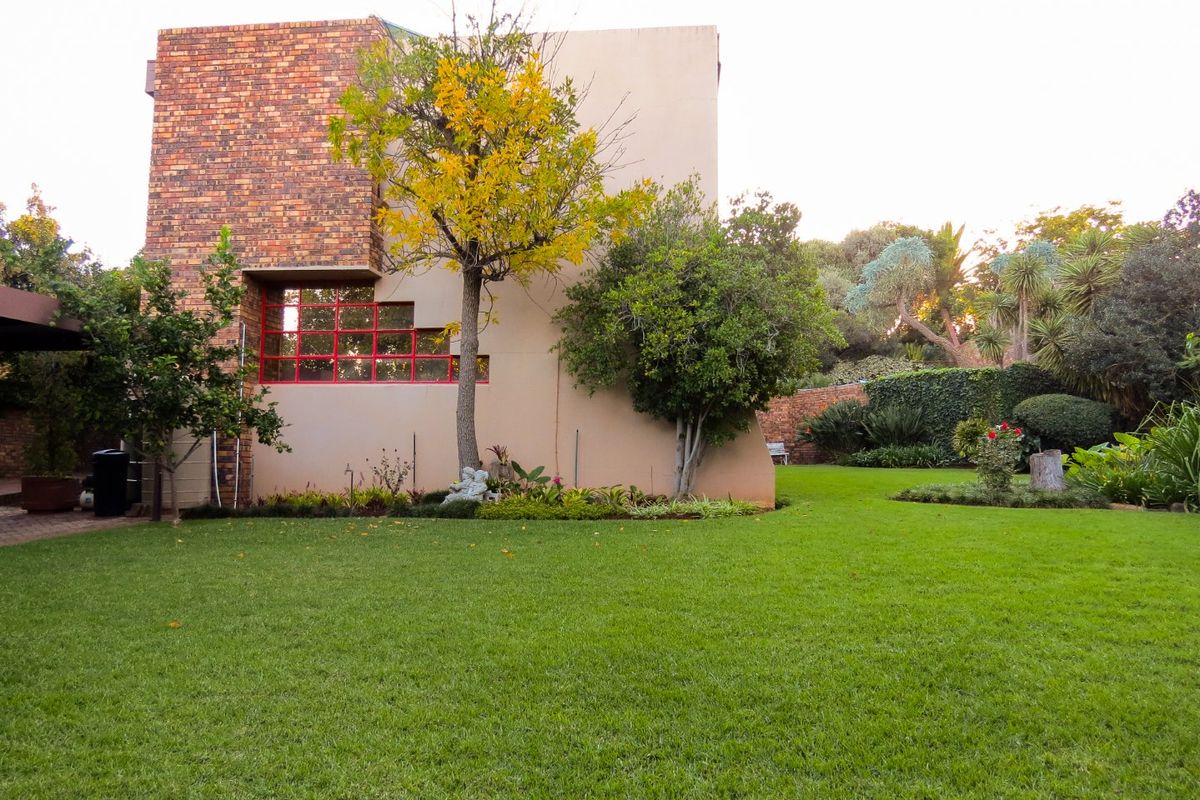 4-Bed Entertainer, Work-from-Home Family Home with Offices, Pool, Solar & Borehole in Heuwelsig - Photo 5