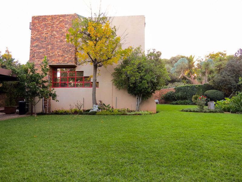 4-Bed Entertainer, Work-from-Home Family Home with Offices, Pool, Solar & Borehole in Heuwelsig - Photo 5
