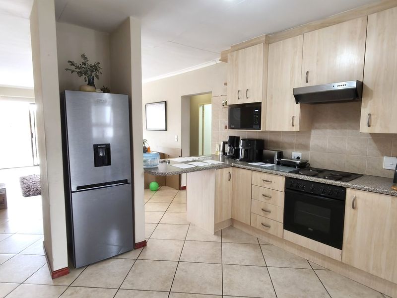 Bright Sugar Bush Flat with Balcony and Braai - Photo 2