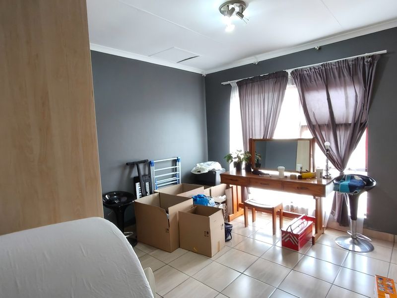 Bright Sugar Bush Flat with Balcony and Braai - Photo 6