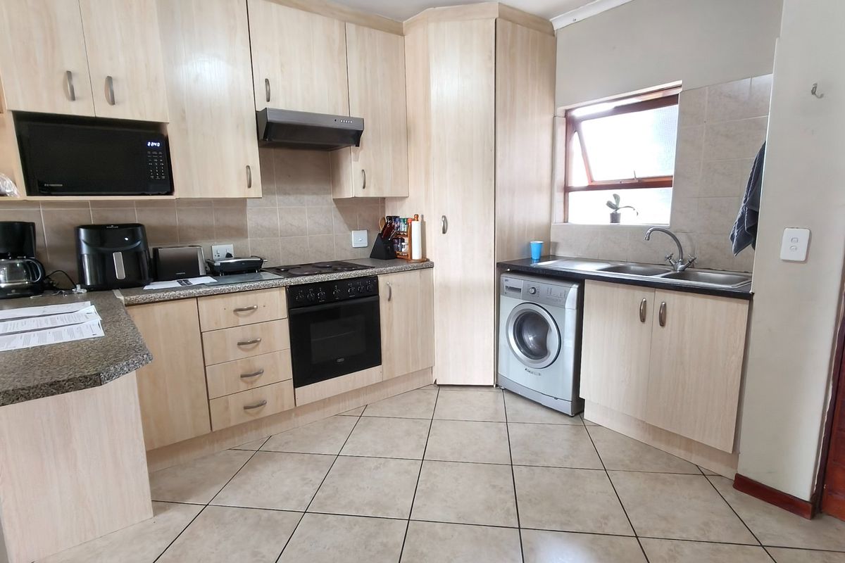 Bright Sugar Bush Flat with Balcony and Braai - Photo 3