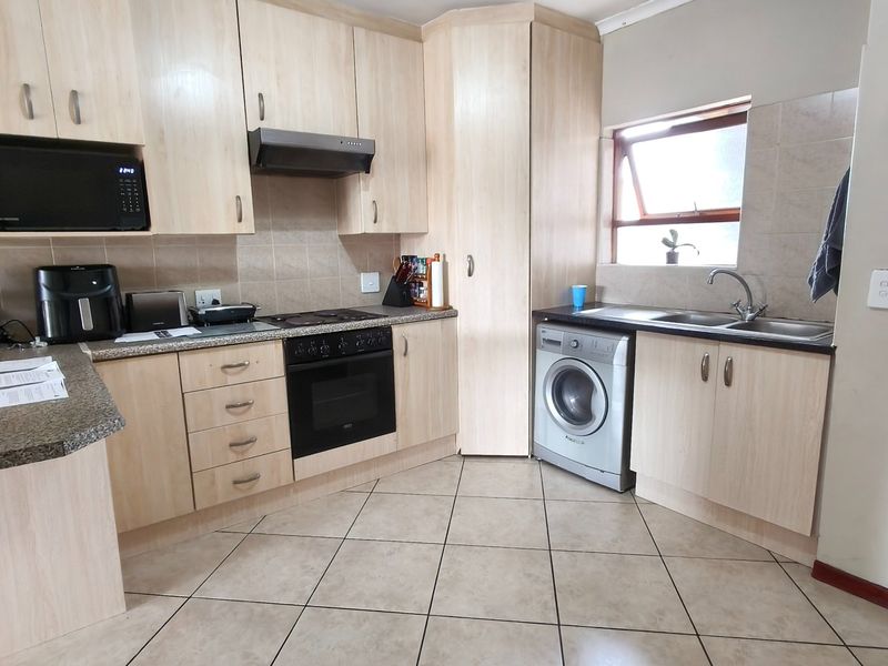 Bright Sugar Bush Flat with Balcony and Braai - Photo 3