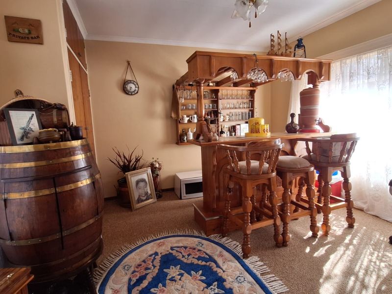 SOLE MANDATE | Spacious Family Home with Pool in Arcon Park - Photo 4