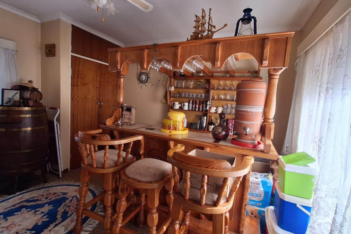 SOLE MANDATE | Spacious Family Home with Pool in Arcon Park - Photo 5