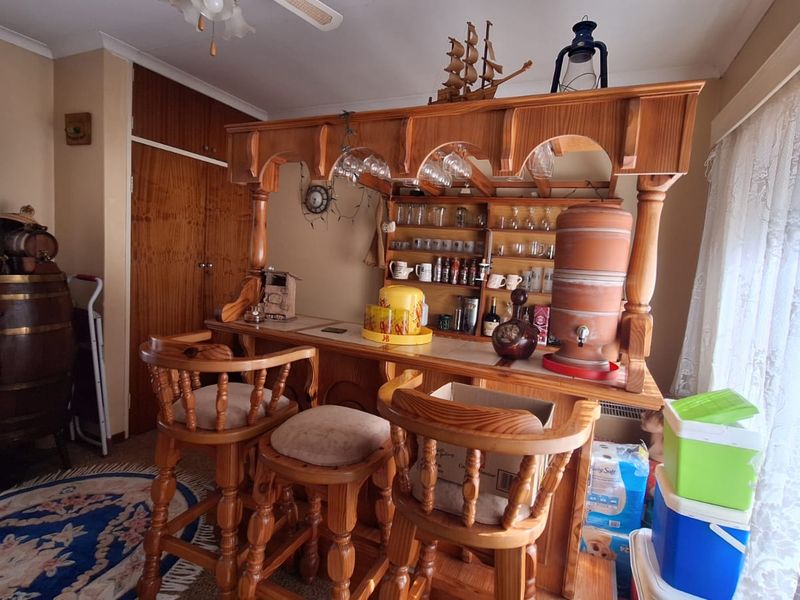 SOLE MANDATE | Spacious Family Home with Pool in Arcon Park - Photo 5