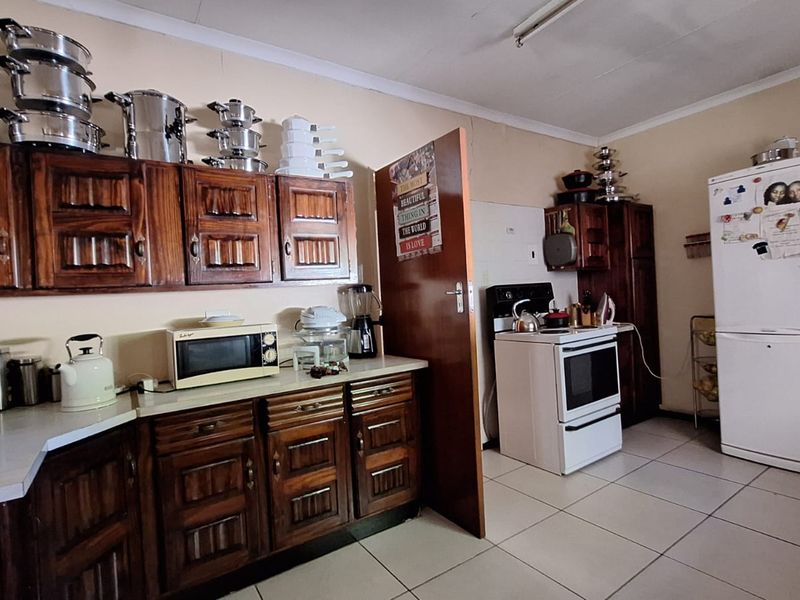 SOLE MANDATE | Spacious Family Home with Pool in Arcon Park - Photo 8