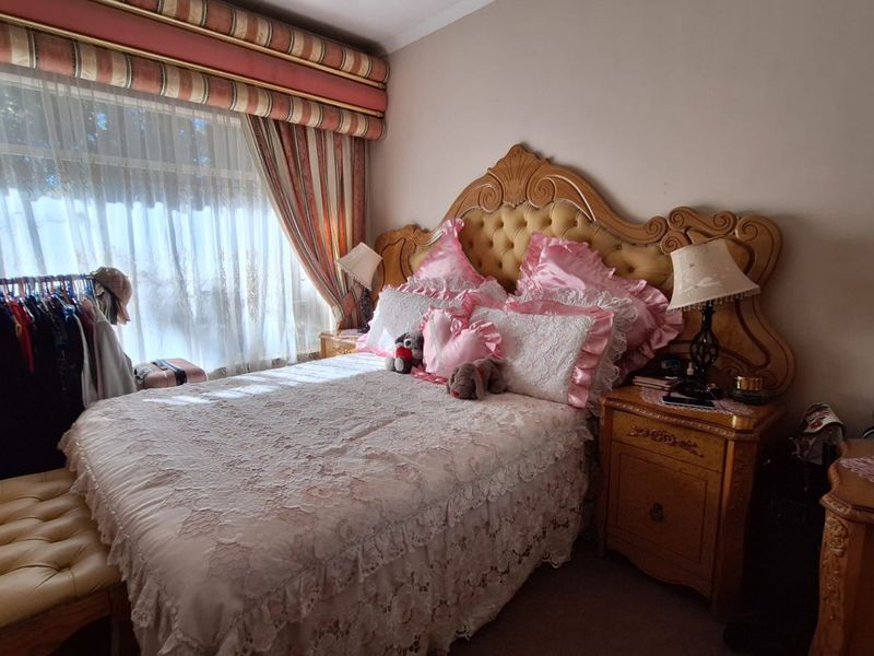 SOLE MANDATE | Spacious Family Home with Pool in Arcon Park - Photo 10