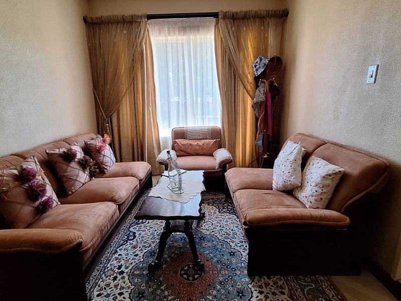 SOLE MANDATE | Spacious Family Home with Pool in Arcon Park - Photo 6