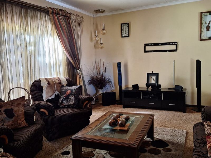SOLE MANDATE | Spacious Family Home with Pool in Arcon Park - Photo 3
