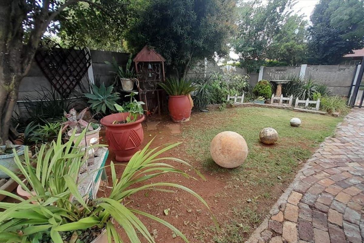 Charming 3-Bedroom Home with Spacious Living Areas - Photo 3