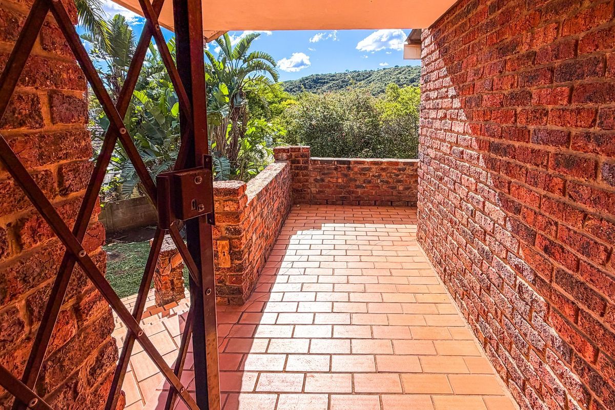 Older Charm Meets Modern Dreams in Spacious Gonubie Home with Valley Views and Room to Grow - Photo 5