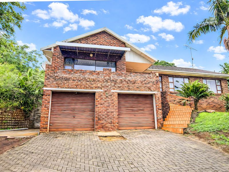 Older Charm Meets Modern Dreams in Spacious Gonubie Home with Valley Views and Room to Grow - Photo 1