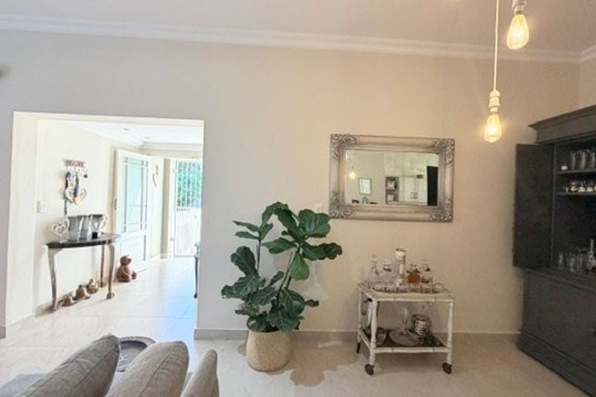Pet-Friendly Townhouse in Sought-After Somerset Estate - Shelly Beach - Photo 5